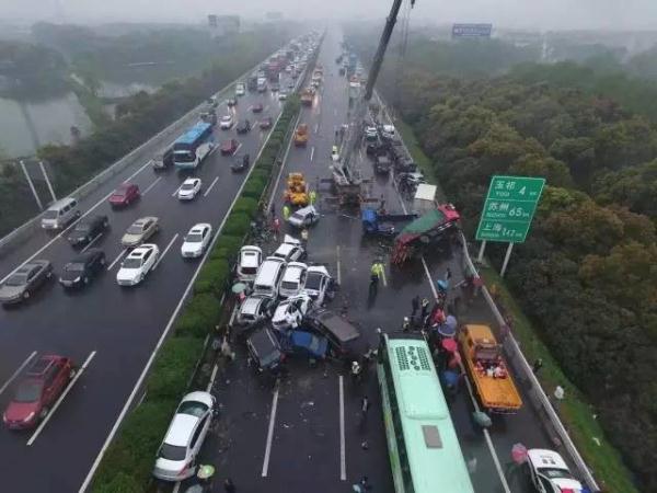 行車記錄儀視頻曝光！滬蓉高速25車連環(huán)相撞原因找到了